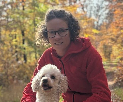 BARF-Beraterin Christin Rohr mit ihrem Hund Gerry, der dank Rohfütterung vital und gesund ist.